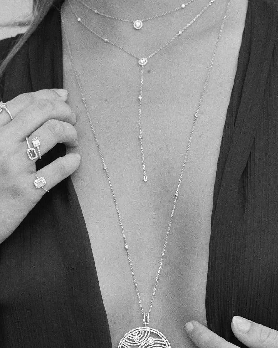 Sautoir double à pendentifs ronds – Argent 925 doré à l’or 18 carats & Zirconium - porté 2 zoomé noir et blanc