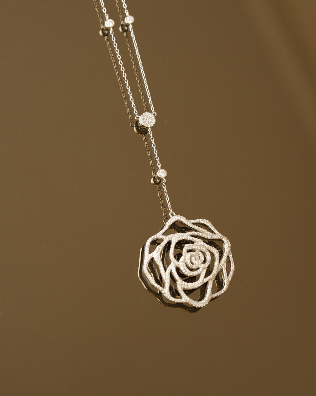 Sautoir Grand Camélia en argent 925, orné d’un grand pendentif ajouré en forme de fleur de camélia et pavé de zirconiums blancs scintillants.