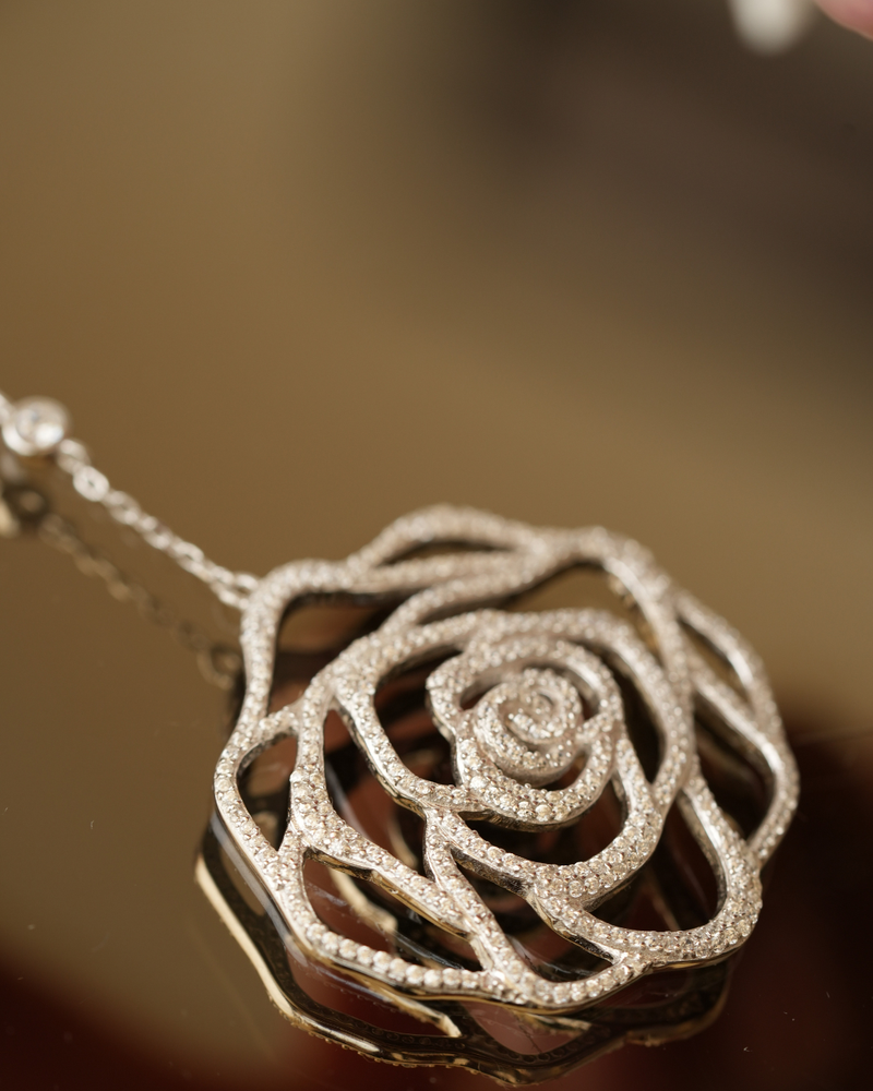 Sautoir Grand Camélia en argent 925, orné d’un grand pendentif ajouré en forme de fleur de camélia et pavé de zirconiums blancs scintillants.