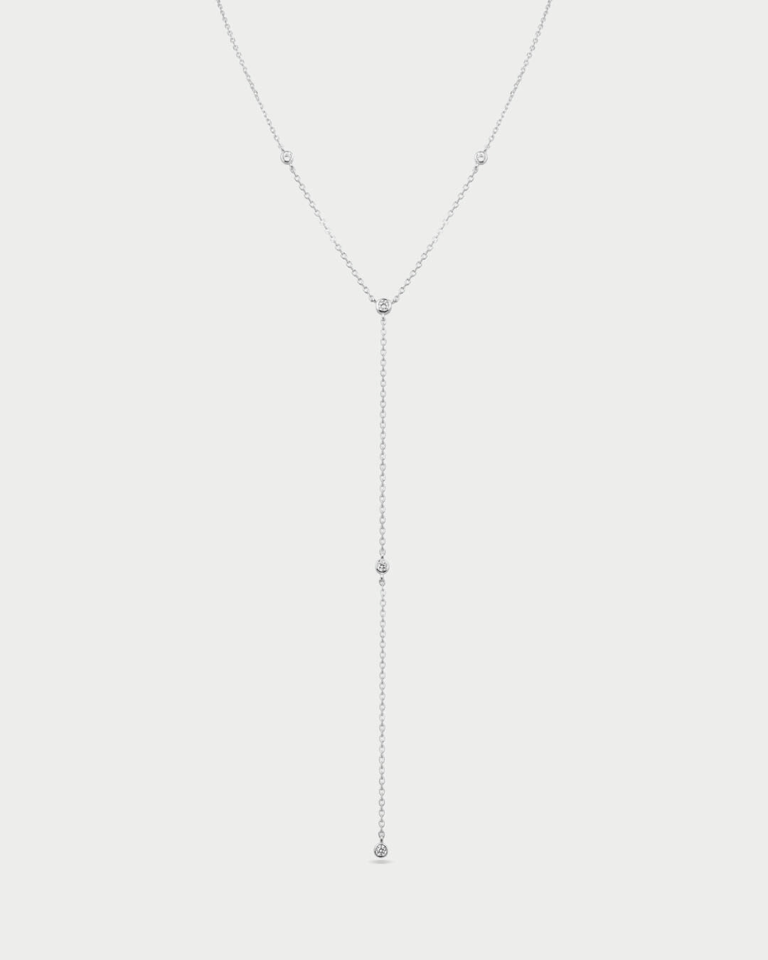 Sautoir Pur Intemporel – Blanc en argent 925 rhodié, chaîne longue au design épuré sans serti, finition polie brillante résistante à l’oxydation, silhouette minimaliste à porter seule ou en superposition.
