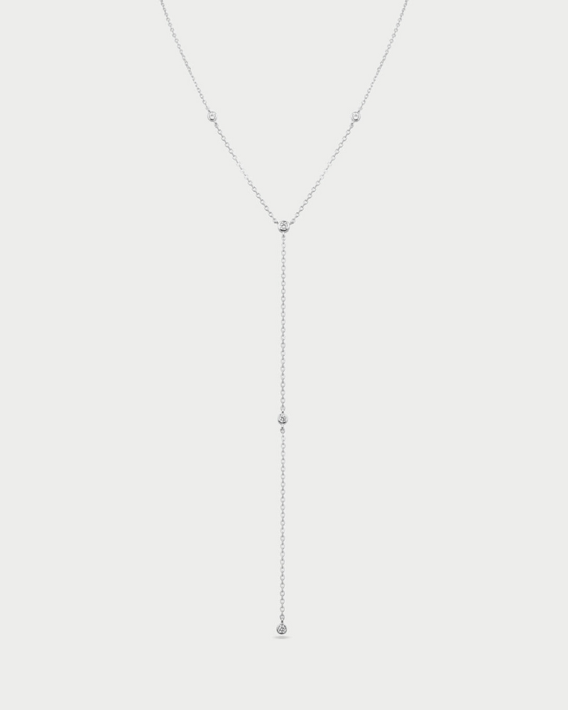 Sautoir Pur Intemporel – Blanc en argent 925 rhodié, chaîne longue au design épuré sans serti, finition polie brillante résistante à l’oxydation, silhouette minimaliste à porter seule ou en superposition.
