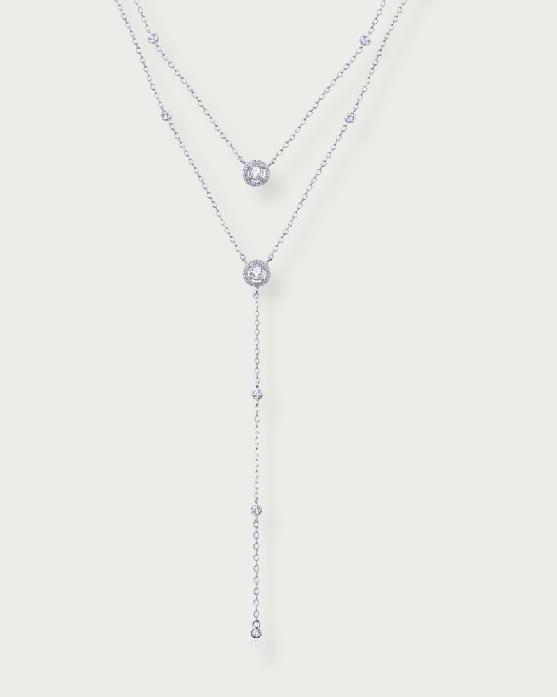 Sautoir Double Infini Rond – Blanc en argent 925 rhodié, double chaîne fine ornée de pendentifs ronds délicatement sertis, finition polie brillante résistante à l’oxydation, éclat pur et élégant.
