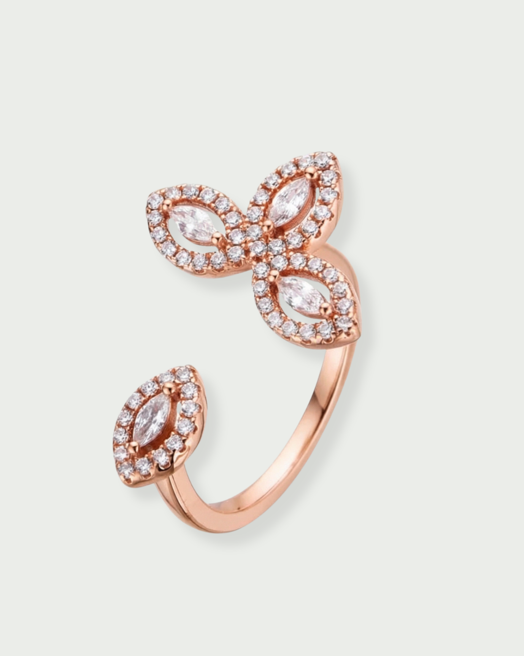 Bague « Fleur de Vie » en argent 925 doré à l’or rose 18 carats, motif floral orné de trois pierres en zirconium taille marquise, finition polie brillante.