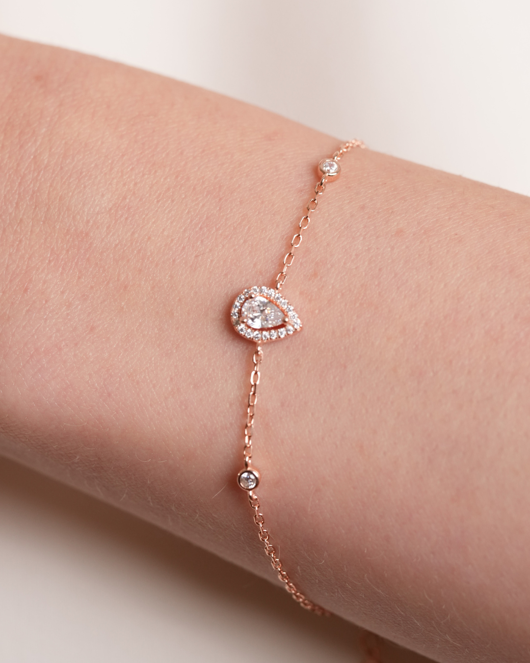 Bracelet chaîne délicate à motif poire pavé – Argent 925 rhodié & Zirconium