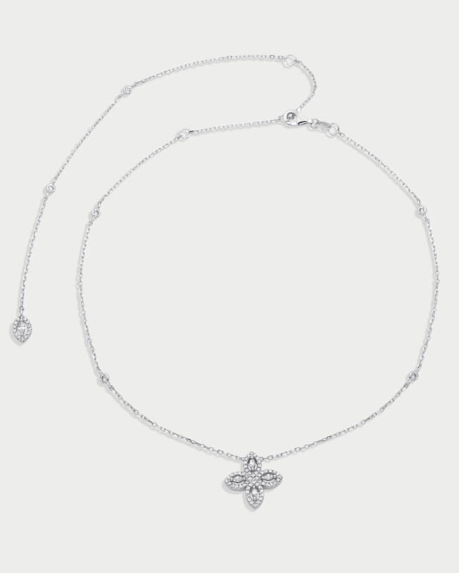 Choker « Dos Nu Fleur de Vie » en argent 925 rhodié, motif floral en zirconium taille marquise, chaîne choker 38 cm + chute dos 14 cm, finition polie brillante.