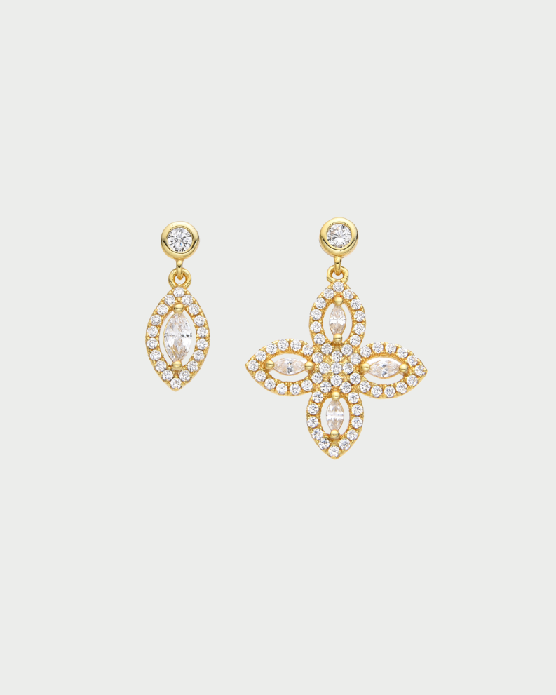 puces d’oreilles asymétriques Fleur Éternelle en argent 925 doré à l'or 18 carats avec zirconium, design moderne combinant pierre marquise et motif floral pavé.