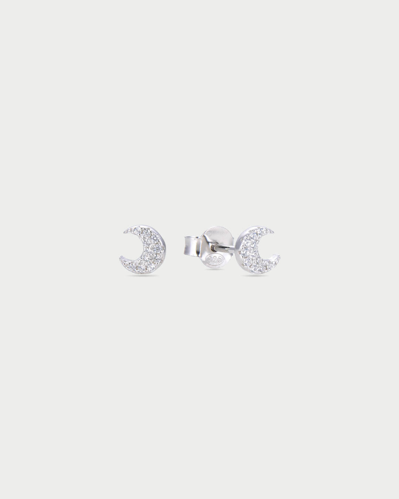 Boucles d’oreilles puces **Lune Pavée** en argent 925 millièmes rhodié, silhouette délicate en forme de lune entièrement pavée de zircons blancs, finition polie brillante, conçues pour illuminer le lobe d’un éclat subtil au quotidien.
