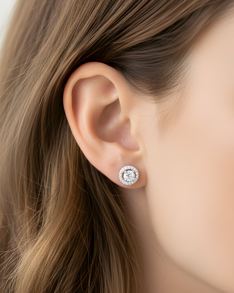 puces infini rond porté sur une oreille