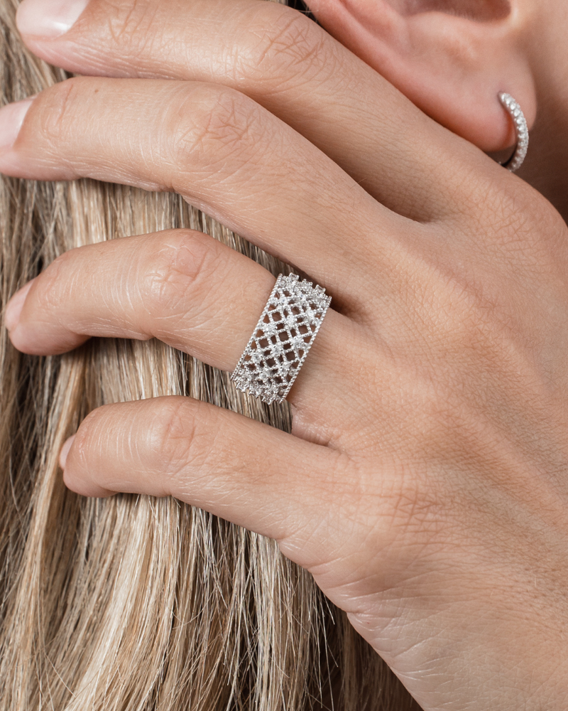 Bague Dentelle Gala – Blanc en argent 925 rhodié, motif ajouré délicatement serti inspiré de la dentelle, finition polie brillante résistante à l’oxydation, silhouette raffinée et élégante au quotidien.
