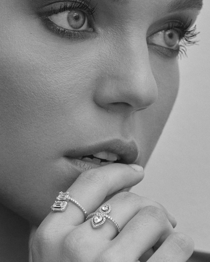 Bague Opposite Gala – Blanc en argent 925 rhodié, design ouvert aux lignes opposées délicatement serties, finition polie brillante résistante à l’oxydation, silhouette moderne et élégante au quotidien.
