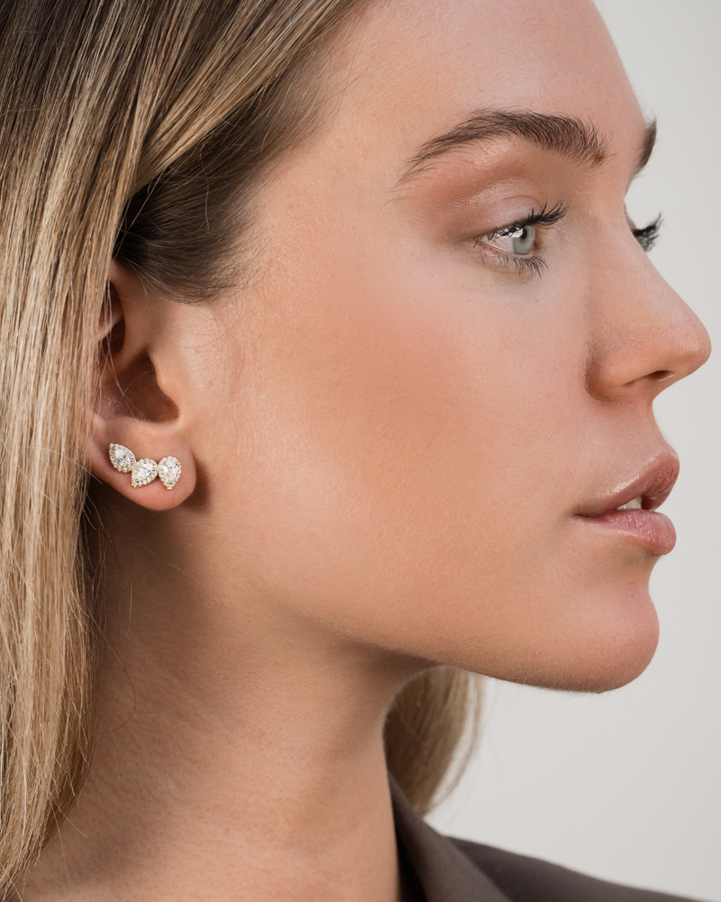 Boucles d’oreilles « Trois Poires Gala » en argent 925 doré à l’or jaune 18 carats, trois pendentifs en zirconium taille poire suspendus, finition polie brillante.