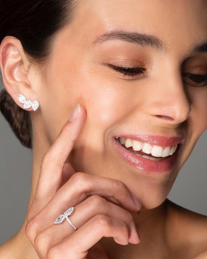 Boucles d’oreilles « Trois Poires Gala » en argent 925 doré à l’or jaune 18 carats, trois pendentifs en zirconium taille poire suspendus, finition polie brillante.