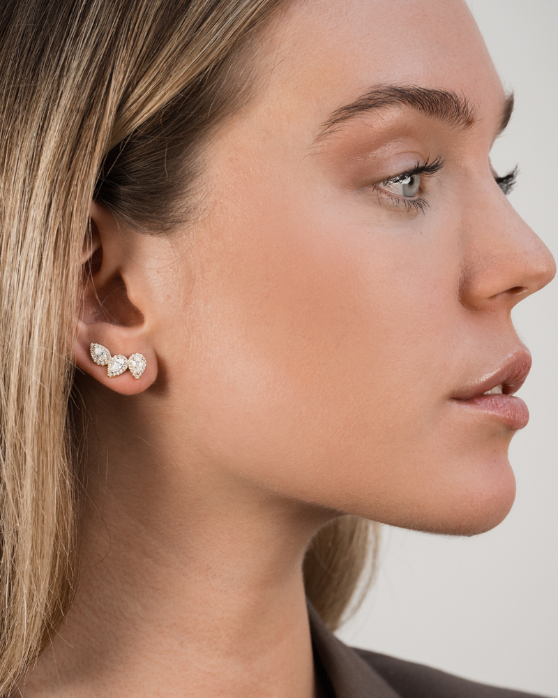 Boucles d’oreilles « Trois Poires Gala » en argent 925 doré à l’or rose 18 carats, trois pendentifs en zirconium taille poire suspendus, finition polie brillante.