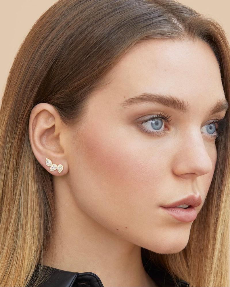 Boucles d’oreilles « Trois Poires Gala » en argent 925 doré à l’or jaune 18 carats, trois pendentifs en zirconium taille poire suspendus, finition polie brillante.