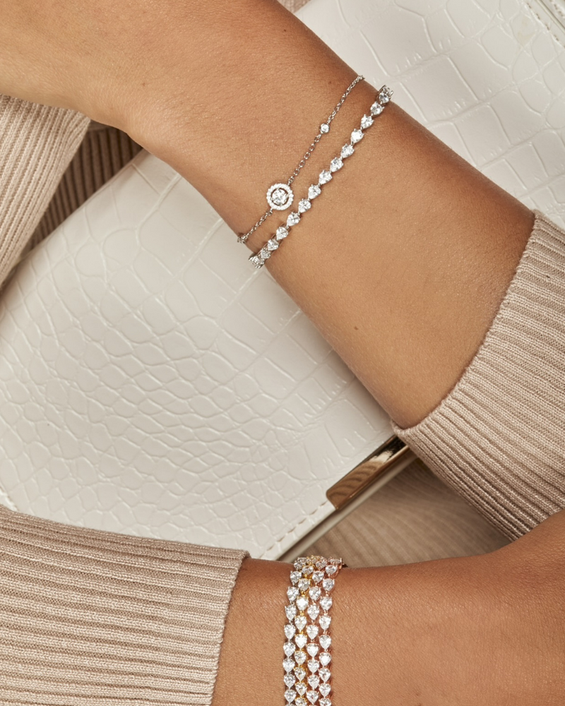 Bracelet rond pavé en argent 925 rhodié avec zirconium central et entourage pavé, chaîne ajustable.