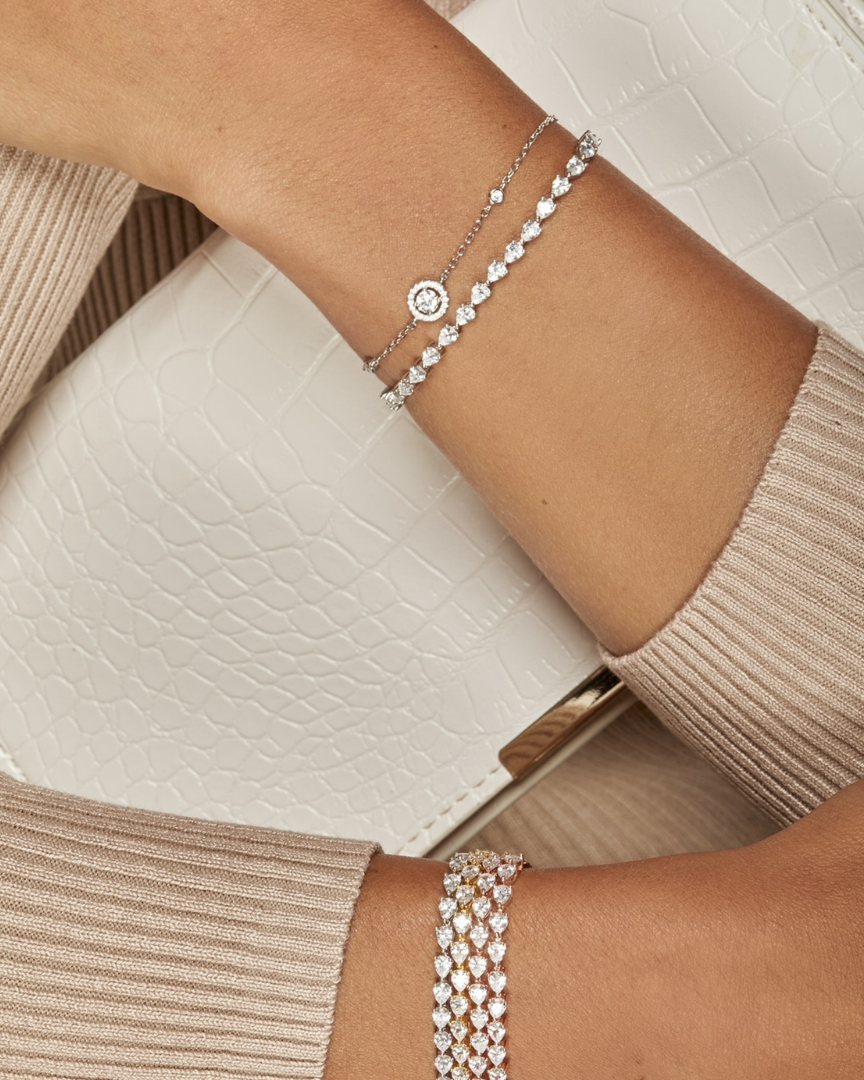 Bracelet rond pavé en argent 925 rhodié avec zirconium central et entourage pavé, chaîne ajustable.