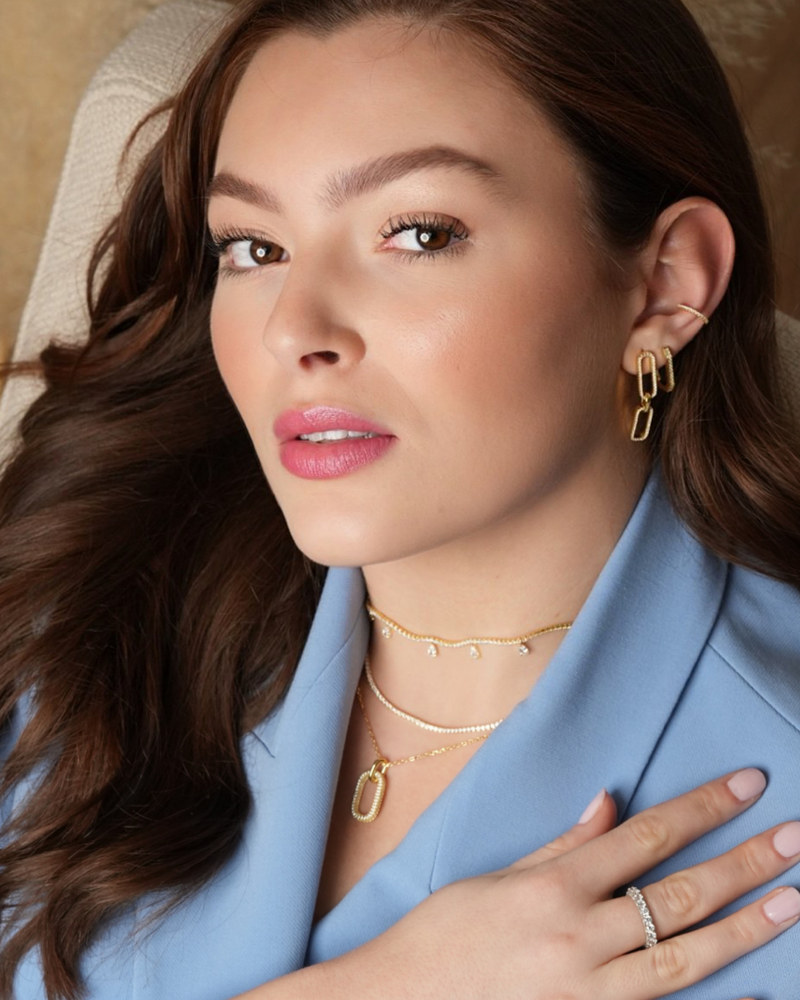 Choker « Éclat » en argent 925 doré à l’or jaune 18 carats, maille ras-cou garnie d’un rang de zirconiums taille ronde, finition polie brillante.