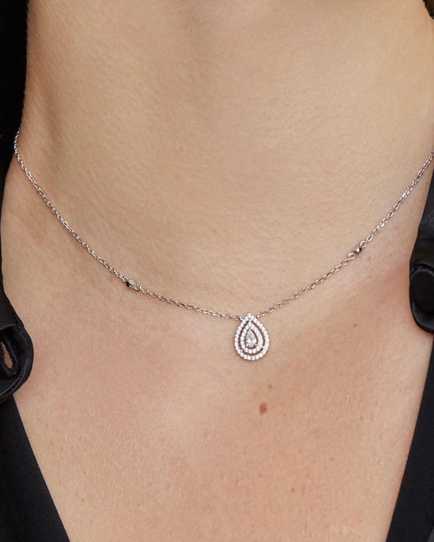 Collier en argent 925 rhodié, orné d’un pendentif double poire pavé de zircons blancs avec pierre centrale taille poire - porté