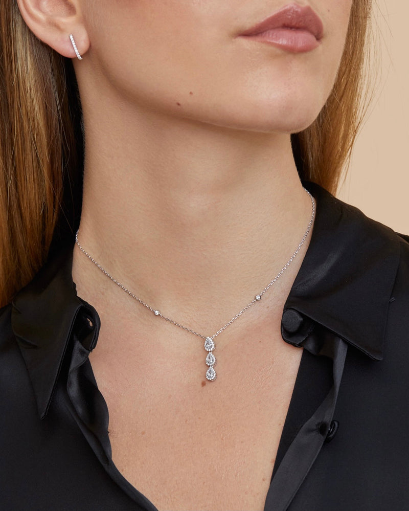 Collier « 3  Poires Sweet Pear » en argent 925 rhodié, orné de trois pendentifs en zirconium taille poire, chaîne fine avec réglage