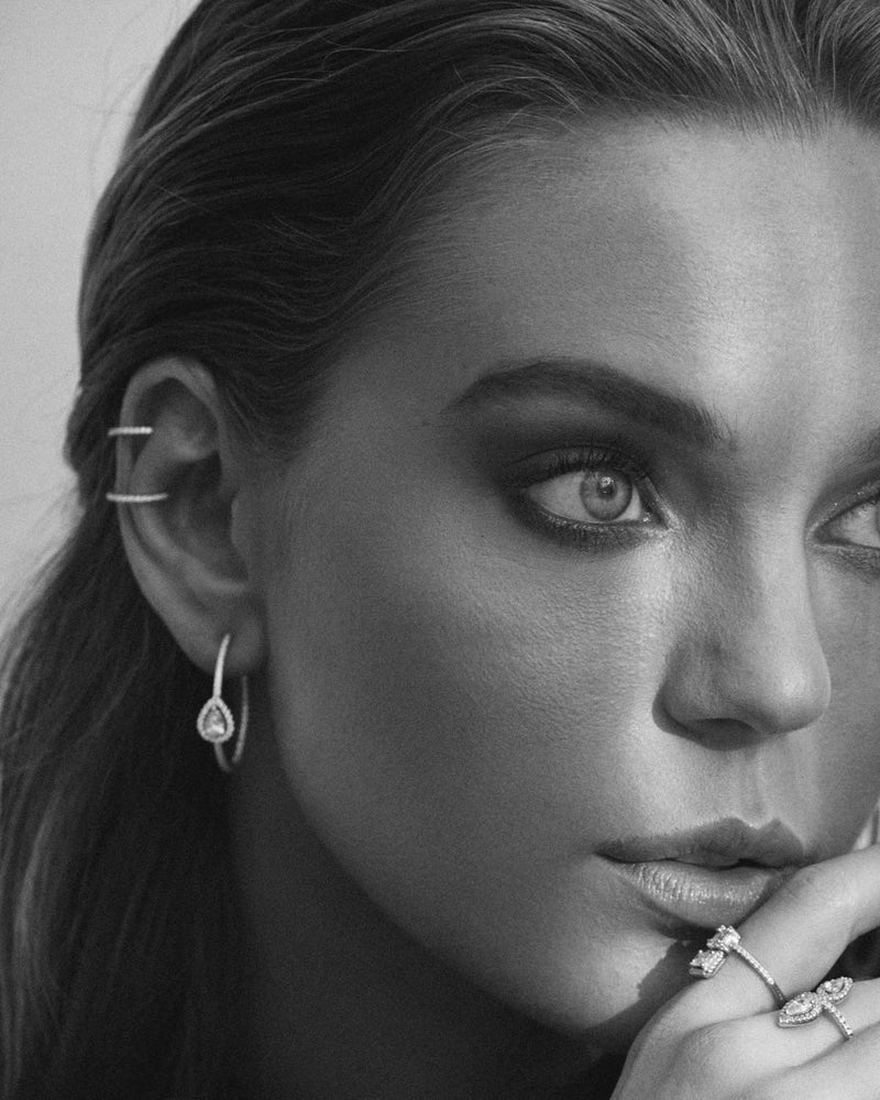 Boucles d’oreilles « Créoles Gala » en argent 925 rhodié, cercle stylisé orné d’un zirconium en forme de poire, finition polie brillante.