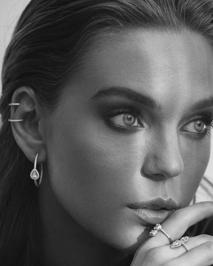 Boucles d’oreilles « Créoles Gala » en argent 925 doré à l’or rose 18 carats, créoles stylisées ornées d’un pavage délicat de zirconiums, finition polie brillante.