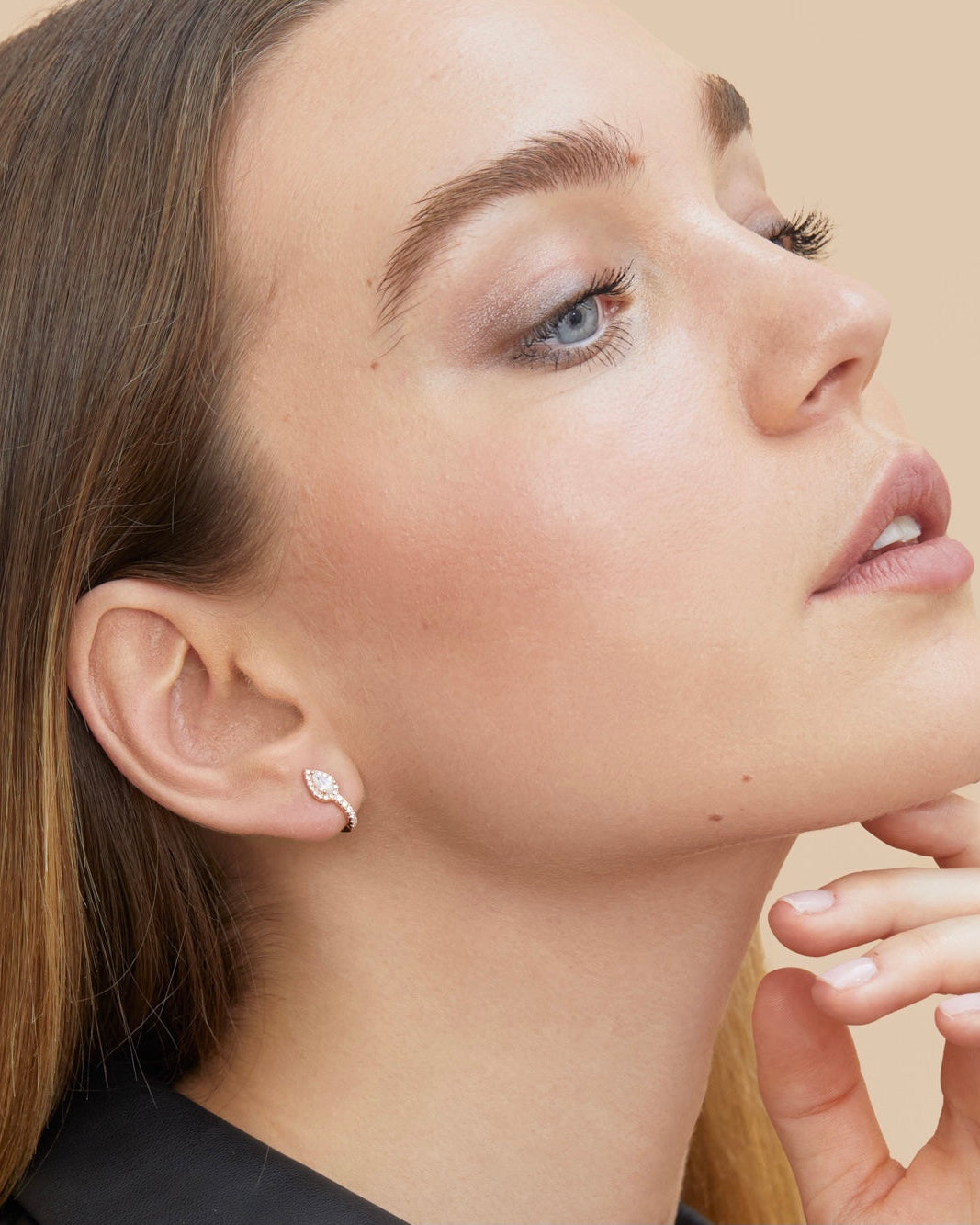 Mini créoles Infini Poire en argent 925 doré à l’or 18 carats, pendentif goutte‑poire élégant agrémenté d’un pavage de zirconiums taille ronde, finition polie brillante.