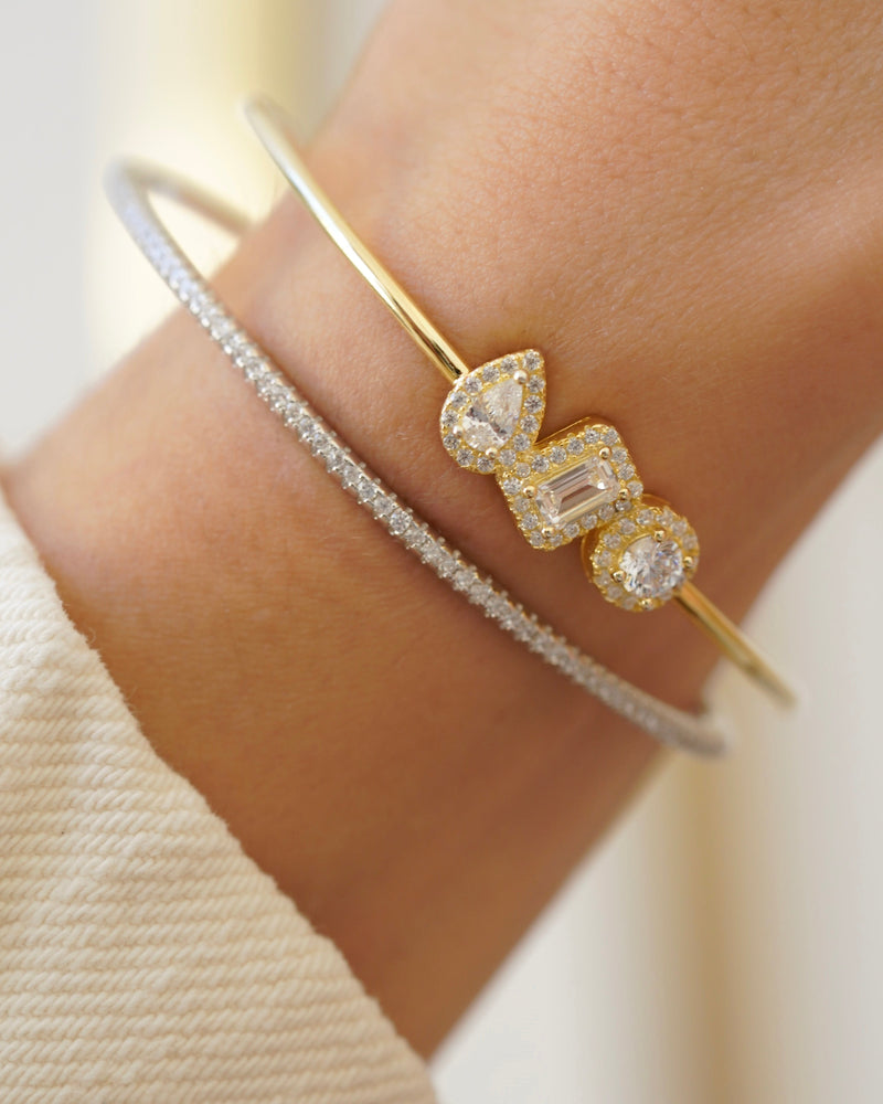 Jonc Intemporel – Blanc en argent 925 rhodié, ligne épurée au design minimaliste, finition polie brillante résistante à l’oxydation, silhouette élégante et intemporelle à porter seule ou en accumulation.
