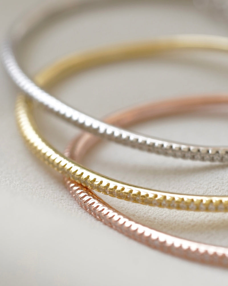 Jonc Intemporel – Rose en argent 925 doré à l’or rose 18 carats, ligne épurée au design minimaliste, finition lumineuse résistante à l’oxydation, silhouette élégante et intemporelle à porter seule ou en accumulation.
