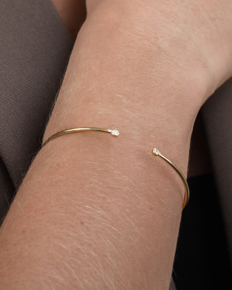 Jonc Pur Intemporel – Doré en argent 925 doré à l’or 18 carats, ligne lisse et épurée sans serti, finition lumineuse résistante à l’oxydation, silhouette minimaliste à porter seule ou en accumulation.
