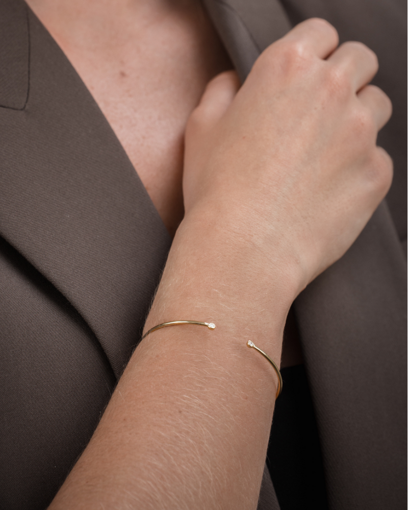 Jonc Pur Intemporel – Doré en argent 925 doré à l’or 18 carats, ligne lisse et épurée sans serti, finition lumineuse résistante à l’oxydation, silhouette minimaliste à porter seule ou en accumulation.
