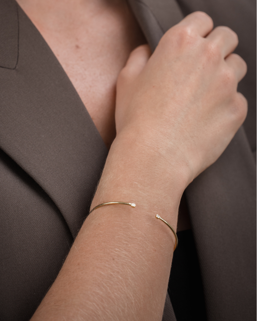 Jonc Pur Intemporel – Doré en argent 925 doré à l’or 18 carats, ligne lisse et épurée sans serti, finition lumineuse résistante à l’oxydation, silhouette minimaliste à porter seule ou en accumulation.
