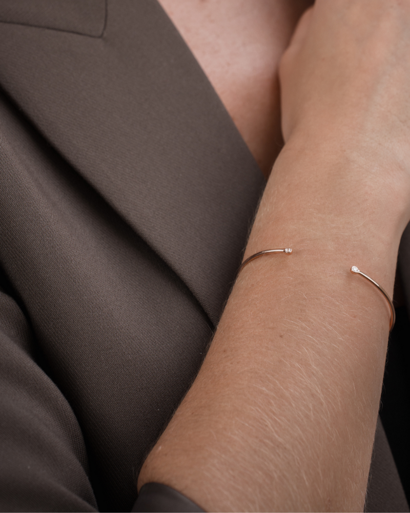 Jonc Pur Intemporel – Rose en argent 925 doré à l’or rose 18 carats, ligne lisse et épurée sans serti, finition lumineuse résistante à l’oxydation, silhouette minimaliste à porter seule ou en accumulation.
