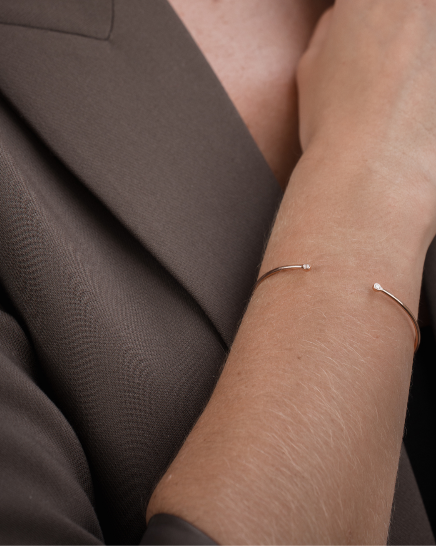 Jonc Pur Intemporel – Rose en argent 925 doré à l’or rose 18 carats, ligne lisse et épurée sans serti, finition lumineuse résistante à l’oxydation, silhouette minimaliste à porter seule ou en accumulation.
