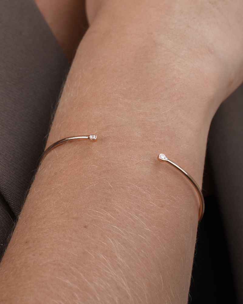 Jonc Pur Intemporel – Rose en argent 925 doré à l’or rose 18 carats, ligne lisse et épurée sans serti, finition lumineuse résistante à l’oxydation, silhouette minimaliste à porter seule ou en accumulation.
