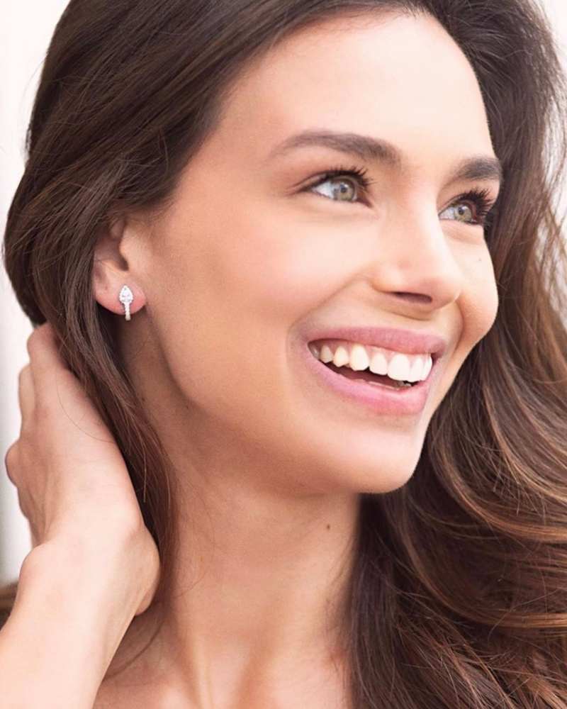 Boucles d’oreilles puces « Mini Créoles Infini Poire » en argent 925 doré à l’or jaune 18 carats, pendentif goutte‑poire élégant agrémenté d’un pavage de zirconiums taille ronde, finition polie brillante.