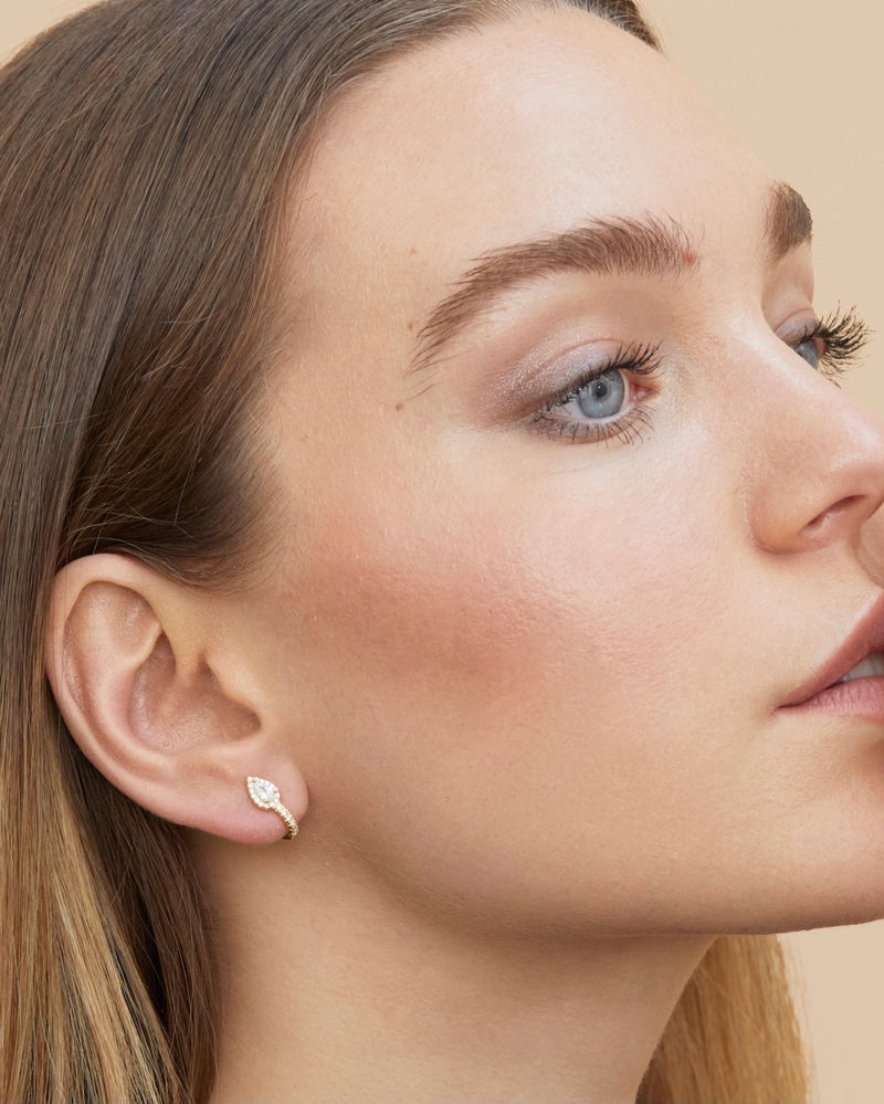 Boucles d’oreilles puces « Mini Créoles Infini Poire » en argent 925 doré à l’or jaune 18 carats, pendentif goutte‑poire élégant agrémenté d’un pavage de zirconiums taille ronde, finition polie brillante.