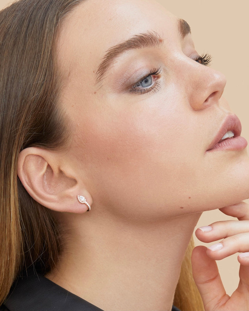 Mini créoles Infini Poire en argent 925 doré à l’or 18 carats, pendentif goutte‑poire élégant agrémenté d’un pavage de zirconiums taille ronde, finition polie brillante.