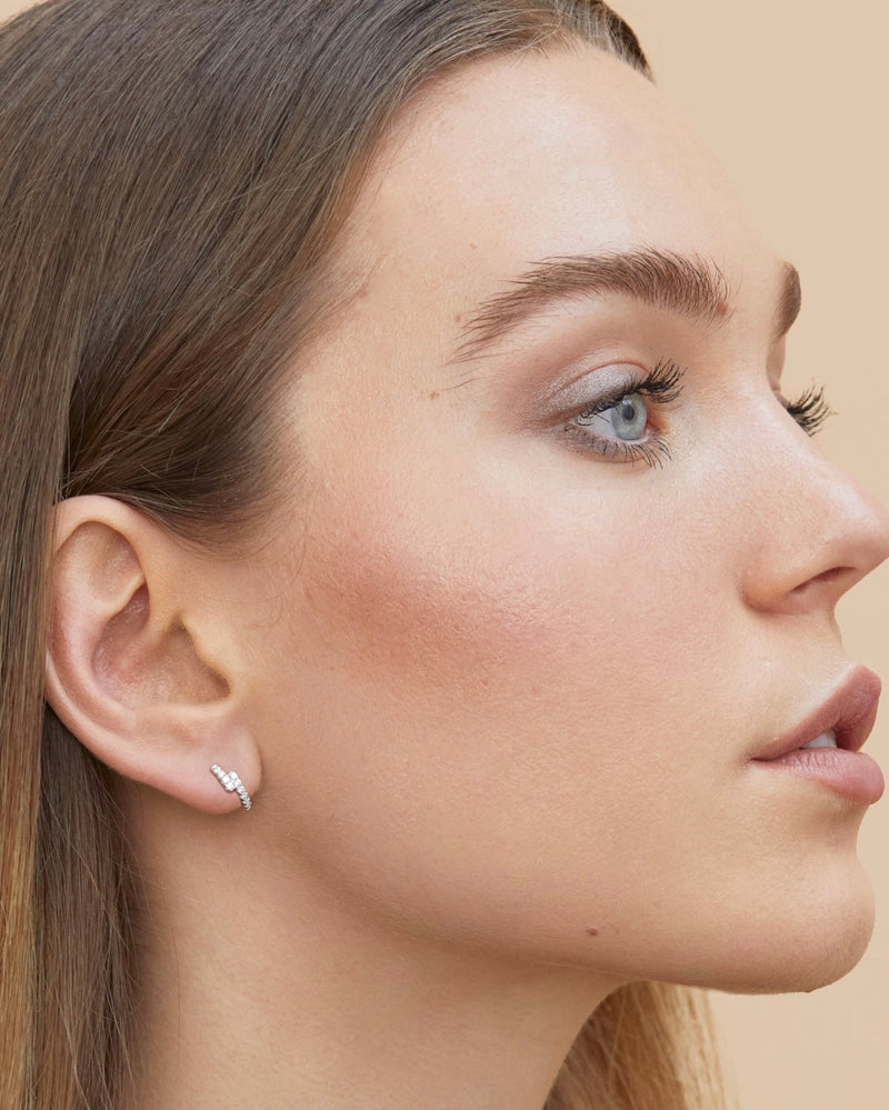 Boucles d’oreilles puces « Mini Créoles Éclair » en argent 925 rhodié, mini‑créoles délicates agrémentées d’un motif « éclair » en zirconiums, finition polie brillante.