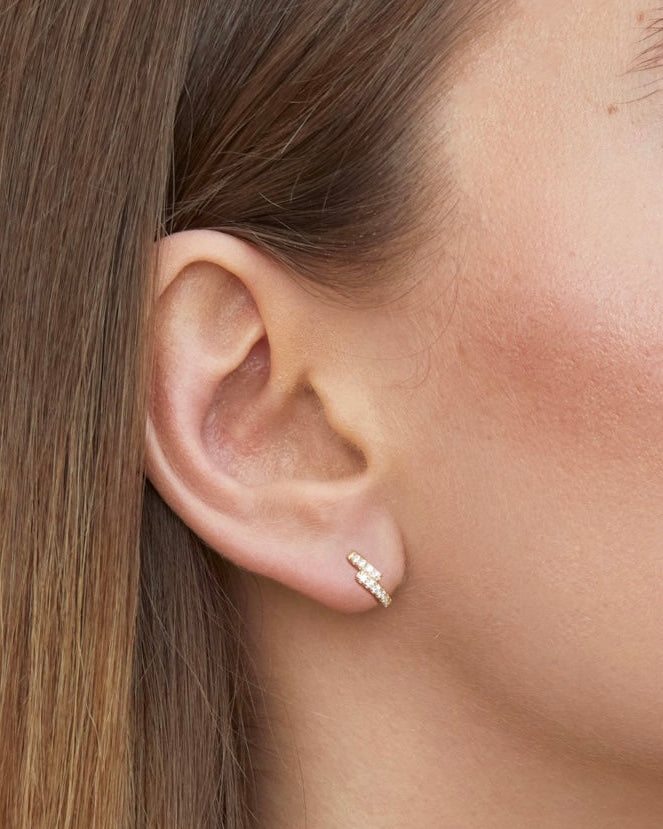 Boucles d’oreilles « Mini Créoles Overlap Intemporel » en argent 925 doré à l’or jaune 18 carats, design minimaliste « overlap » élégant, finition polie brillante.