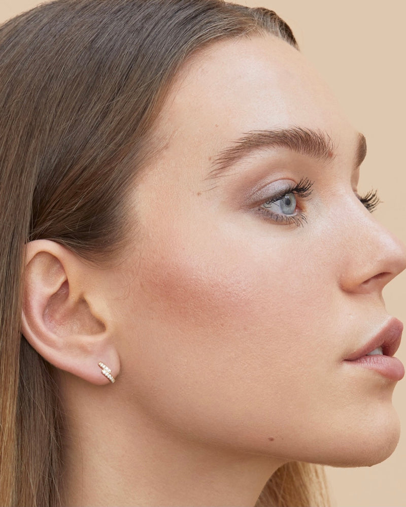 Boucles d’oreilles « Mini Créoles Overlap Intemporel » en argent 925 doré à l’or jaune 18 carats, design minimaliste « overlap » élégant, finition polie brillante.