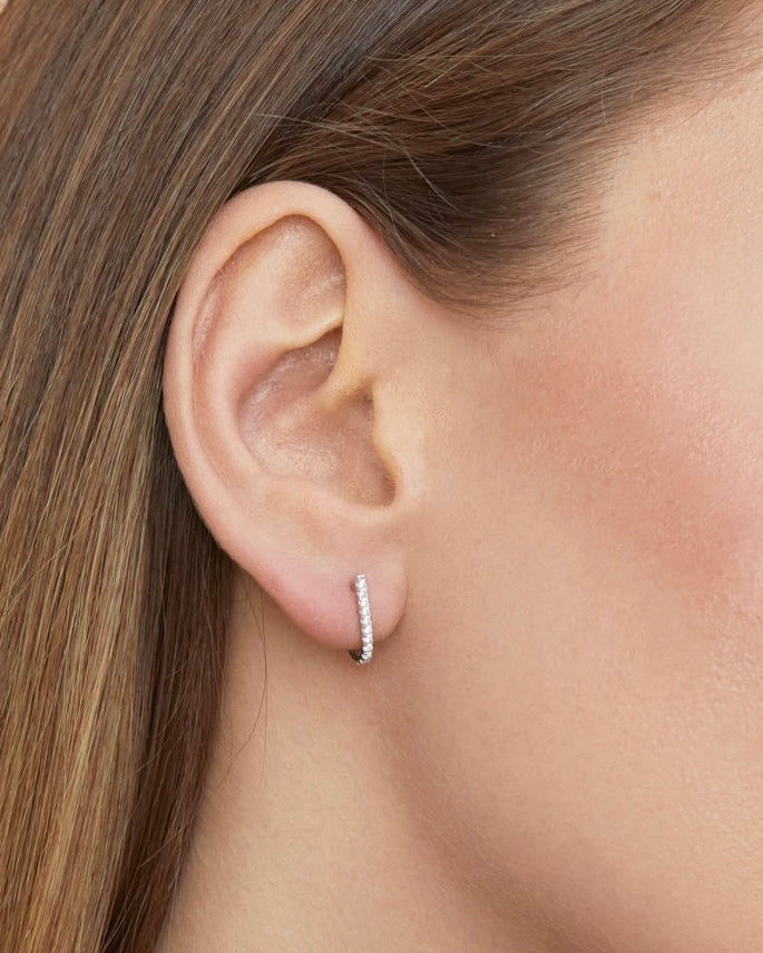 Mini créoles pendantes Intemporel – Blanc en argent 925 rhodié, silhouette fine sublimée par un pendent délicat en mouvement, finition polie brillante résistante à l’oxydation, fermoir sécurisé.