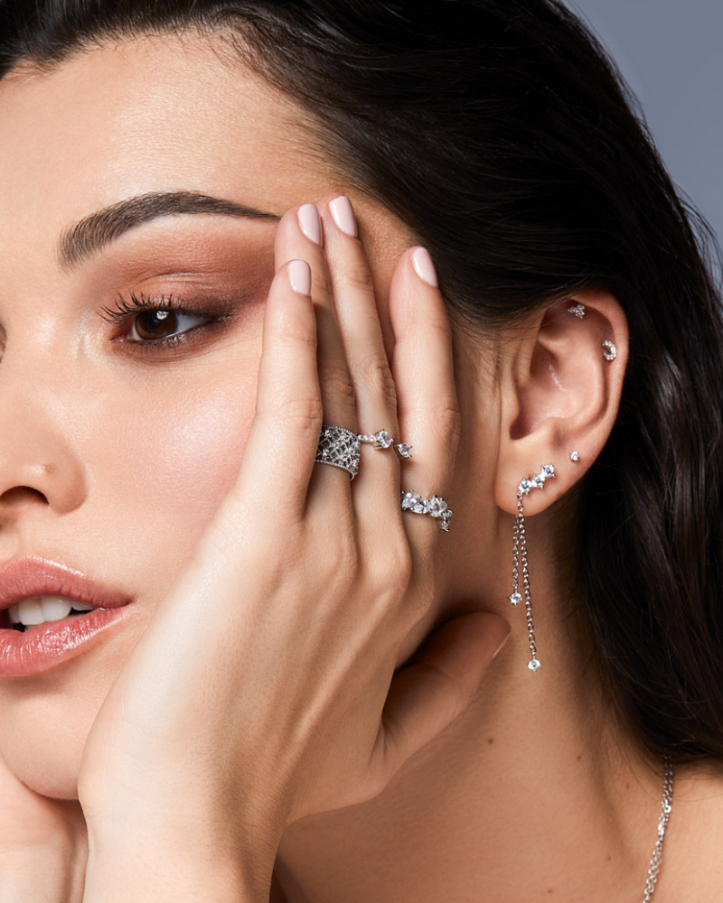 Piercing d’oreille en argent 925 millièmes rhodié, à la teinte blanche lumineuse, orné d’une petite lune délicatement pavée de zircons blancs. Sa silhouette céleste, fine et lumineuse, capte subtilement la lumière et illumine le lobe avec élégance