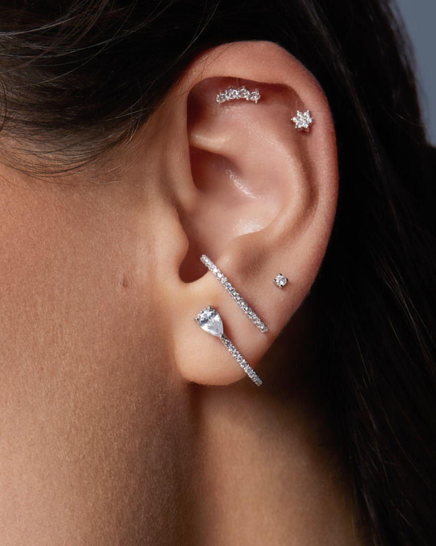 Piercing Quatro Intemporel – Doré en argent 925 doré à l’or 18 carats, design délicat composé de quatre pierres finement serties pour un éclat structuré et lumineux, finition résistante à l’oxydation, fermoir sécurisé, conçu pour illuminer le lobe d’une touche solaire et contemporaine, seul ou en accumulation.

