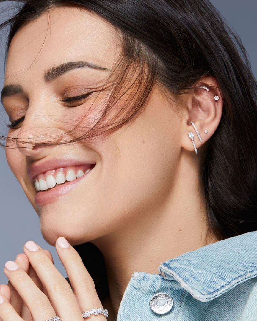 Piercing Quatro Intemporel – Doré en argent 925 doré à l’or 18 carats, design délicat composé de quatre pierres finement serties pour un éclat structuré et lumineux, finition résistante à l’oxydation, fermoir sécurisé.