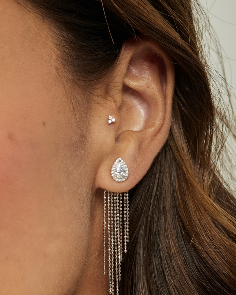 Piercing Trio Intemporel – Blanc en argent 925 rhodié, trois pierres finement serties en ligne, finition polie brillante résistante à l’oxydation, fermoir sécurisé, éclat net et structuré, idéal seul ou en accumulation.

