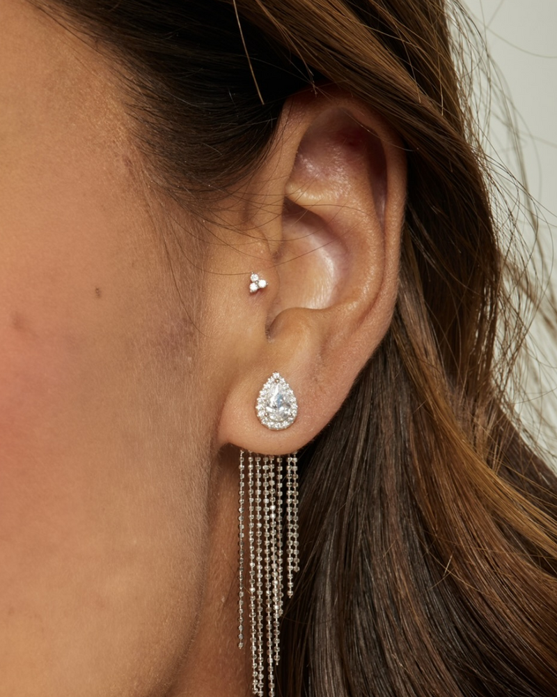 Piercing Trio Intemporel – Doré en argent 925 doré à l’or 18 carats, trois pierres finement serties en ligne, finition lumineuse résistante à l’oxydation, fermoir sécurisé, éclat solaire et structuré, parfait seul ou en accumulation.
