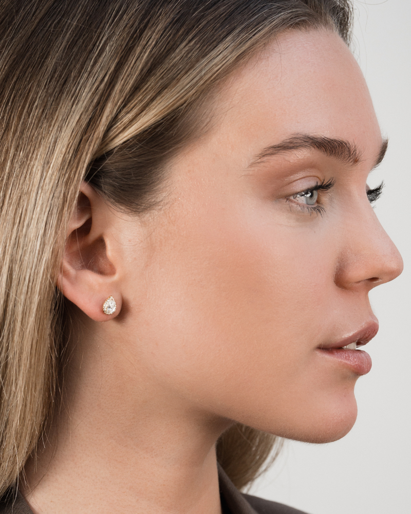 Boucles d’oreilles puces « S Infini Poire » en argent 925 doré à l’or jaune 18 carats, zirconiums blancs taille poire, finition polie brillante.