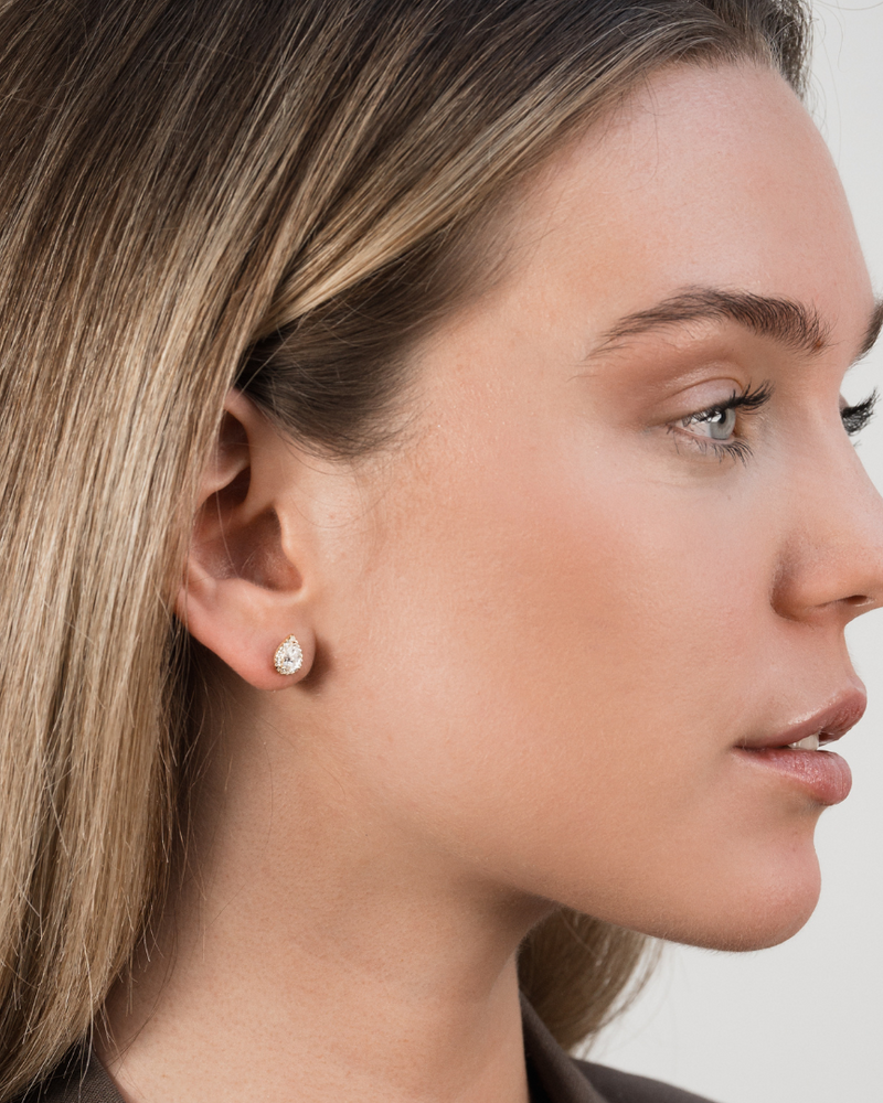 Boucles d’oreilles puces « S Infini Poire » en argent 925 doré à l’or rose 18 carats, zircons blancs taille poire sertis, finition polie brillante.