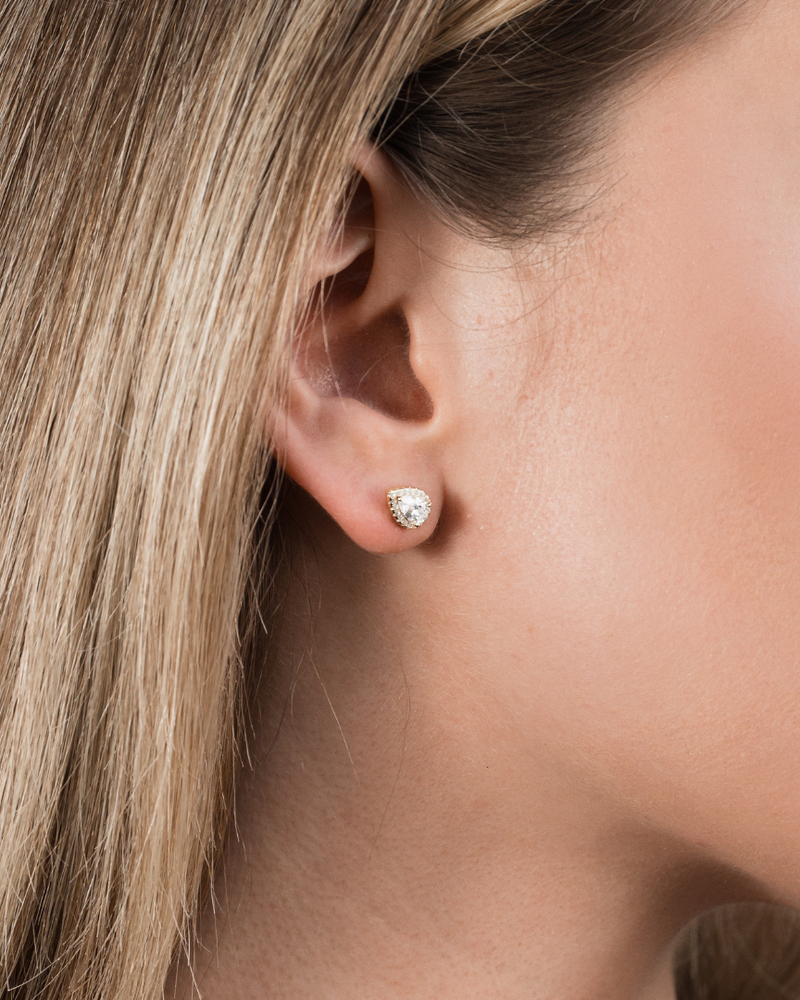 Boucles d’oreilles puces « S Infini Poire » en argent 925 doré à l’or jaune 18 carats, zirconiums blancs taille poire, finition polie brillante.