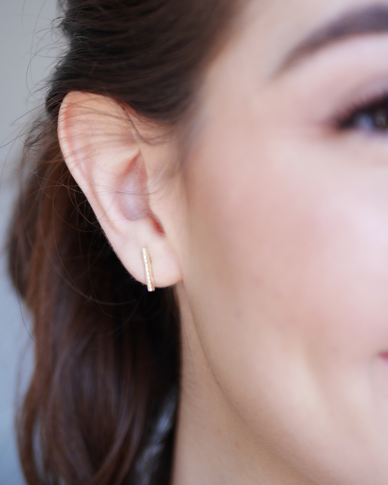 Puces Barrettes Intemporel – Doré en argent 925 doré à l’or 18 carats, silhouette fine et linéaire délicatement sertie, finition lumineuse résistante à l’oxydation, fermoir papillon sécurisé, éclat solaire et graphique au quotidien.
